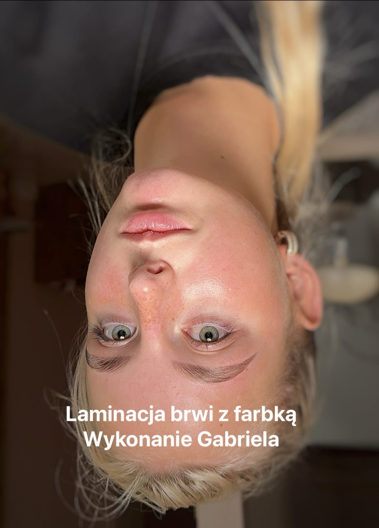 Zbliżenie brwi po zabiegu